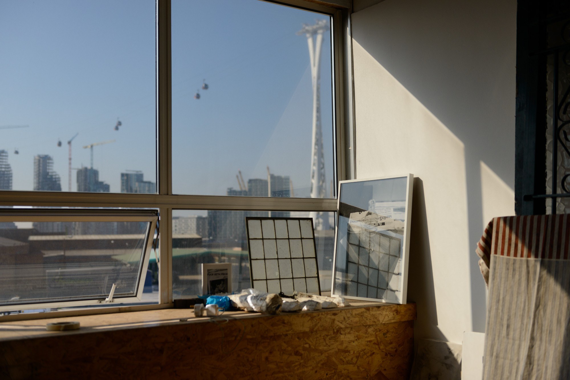 Window showing Emirates Air Line outside