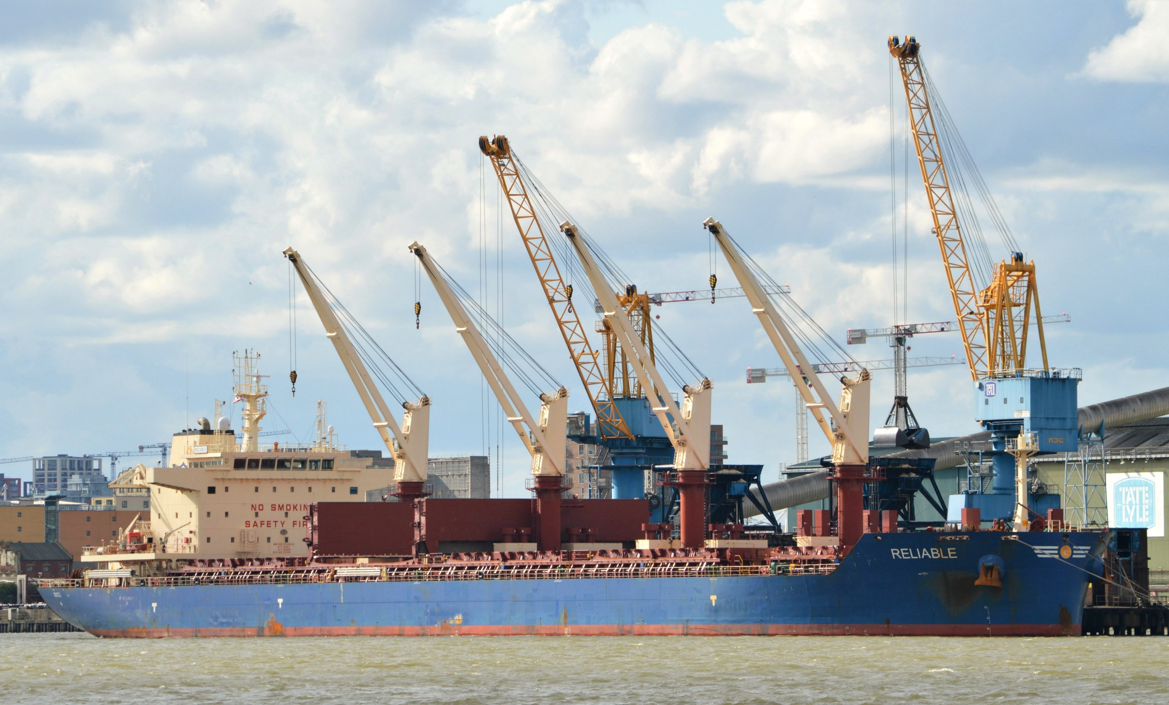 The Reliable cargo ship in front of the Tate & Lyle factory