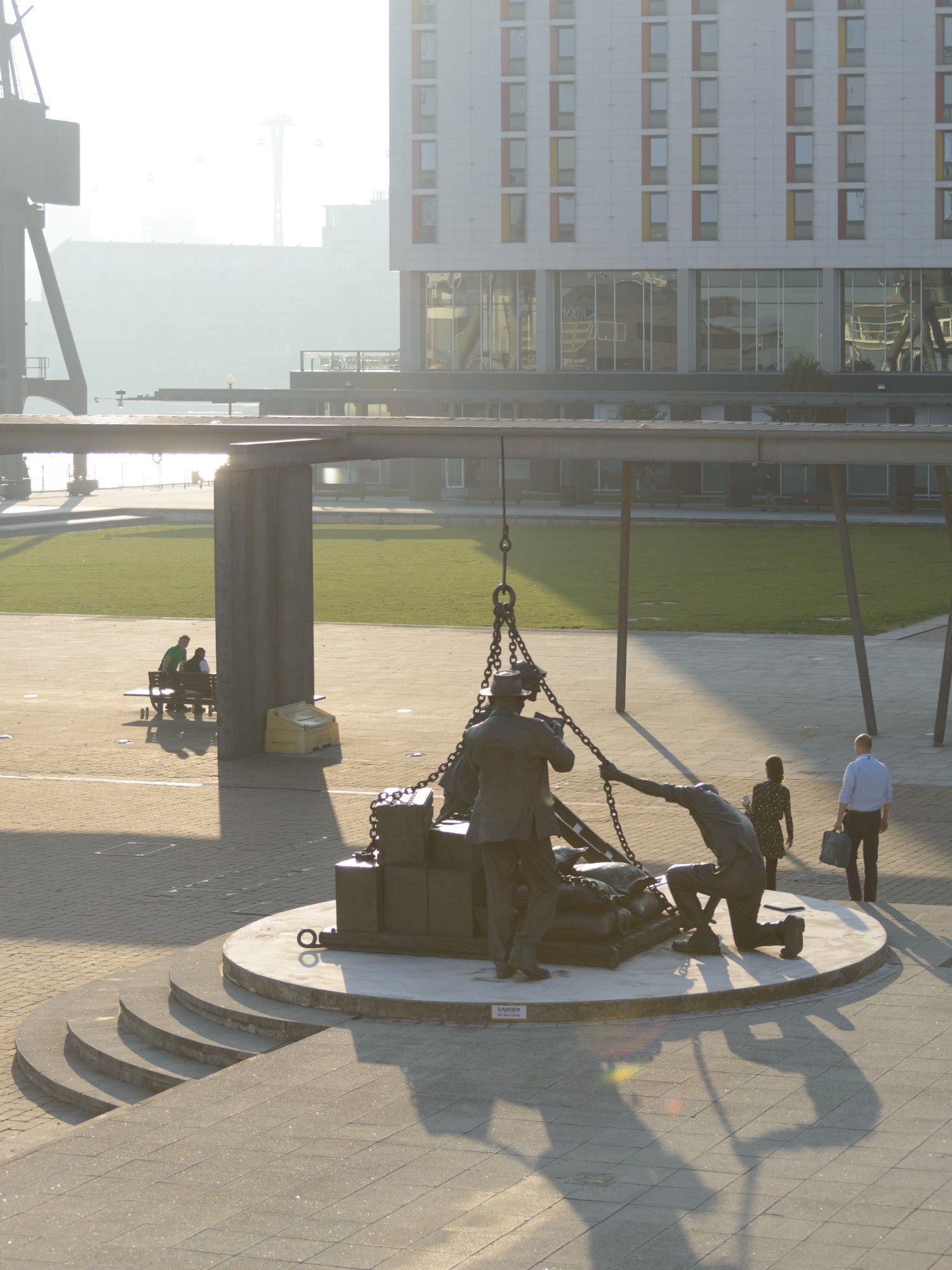 Statue showing of men working on the docks